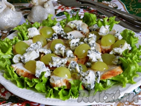 Салат с курицей, виноградом и сыром