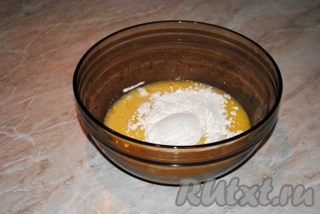 Всыпать частями просеянную муку с разрыхлителем. 