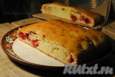 Простой и вкусный пирог с ягодами, замешанный на кефире, готов. Дать ему остыть в течение 7-10 минут и можно подавать на стол с чашечкой ароматного чая.&nbsp;
