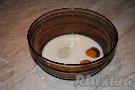 Кефир для этого пирога можно использовать любой жирности. Соединить сахар, яйца, щепотку соли и кефир.