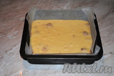 Форму для выпечки (у меня размер формы 20х20 см) застелить пергаментом и вылить тесто. Отправить пирог на кефире с ягодами в разогретую до 180 градусов духовку на 35-40 минут. Выпекать до красивого, золотистого цвета. Готовность можно проверить с помощью деревянной шпажки.
