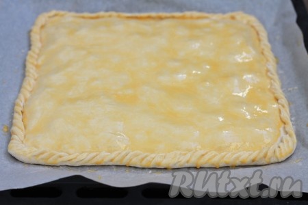 Поставить пирог с консервированной горбушей, сыром и яйцом&nbsp;в духовку, разогретую до 180 градусов,&nbsp;на 20 минут (до подрумянивания слоёного теста).