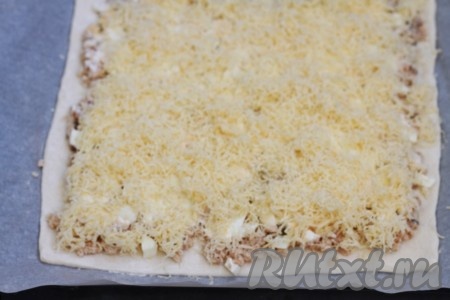 Затем посыпать сыром.