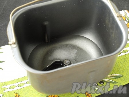 В ведёрко хлебопечки налить воду комнатной температуры, всыпать соль.
