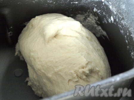 Когда мука начнёт собираться в колобок, долить в ведёрко подсолнечное масло.
