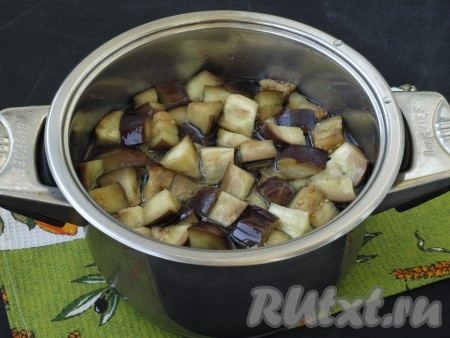 Переложить в дуршлаг баклажаны и промыть под краном, отжать. Опустить баклажаны в маринад и варить на небольшом огне 4-5 минут. Баклажаны не должны потерять форму.
