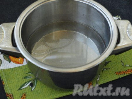 В кастрюлю налить воду, добавить в неё сахар, соль и подсолнечное масло. Поставить кастрюлю на огонь и довести маринад до кипения.
