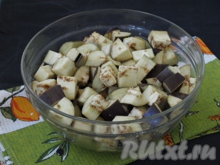 Баклажаны нарезать крупными кусочками, сложить в миску и посолить. Оставить на 40 минут. Для этой заготовки баклажаны можно очистить от кожуры. Если решите чистить, то возьмите на 100 грамм баклажанов больше.

