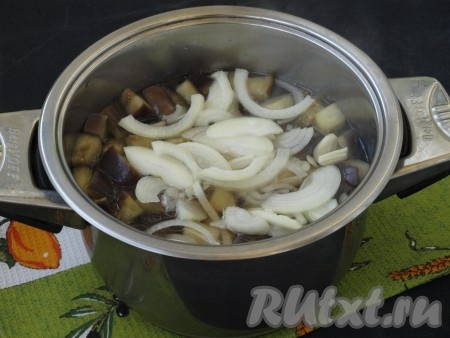 Нарезать пластинами чеснок, лук - полукольцами. Опустить их в кастрюлю к баклажанам, добавить уксус, довести до кипения, уменьшить огонь и варить 1 минуту.
