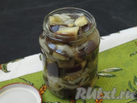 Баночки простерилизовать удобным для вас способом: в микроволновке, в духовке или над паром на плите. На дно каждой банки выложить по лавровому листику, по 3 гвоздички, по 2 горошины душистого и чёрного перца, по щепотке семян укропа. Горячие баклажаны выложить в банки вместе с маринадом.
