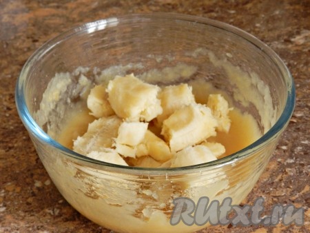 К получившемуся яблочному пюре добавить очищенный банан, разломанный на кусочки.