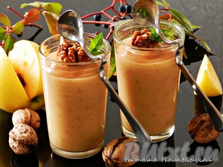 При подаче я украсила смузи обжаренными грецкими орехами в мёде. Вкусный и полезный смузи, приготовленный&nbsp;из печёных яблок и банана, можно сразу подавать к столу, а можно перед подачей немного охладить его в холодильнике.
