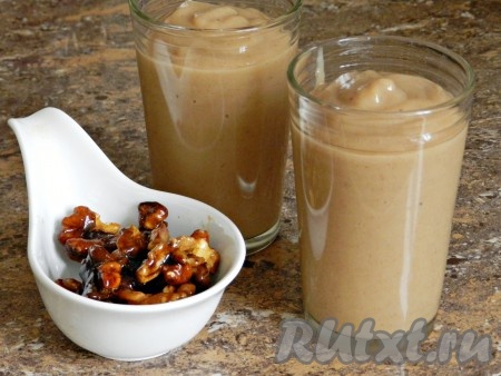 Готовый смузи из яблок с бананом и молоком разлить по стаканам (у меня получились 2 порции).