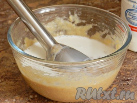 Влить 150 миллилитров молока, снова взбить. Молока можно добавлять больше или меньше, в зависимости от того, какой густоты смузи вы хотите получить. Если нужно, добавить ещё немного молока, взбить погружным блендером. Попробовать яблочно-банановый смузи на вкус, при необходимости можно добавить мёд (или сахар) по вкусу, ещё раз взбить блендером.