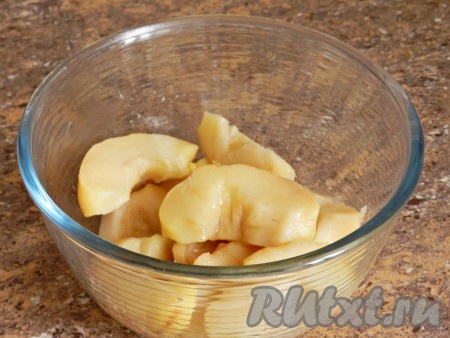 Печёные яблоки достать из духовки, развернуть, остудить, снять кожицу, удалить сердцевину, нарезать на дольки и сложить в глубокую ёмкость, в которой удобно будет взбивать погружным блендером.