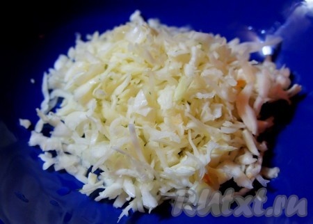Капусту мелко и тонко порезать.