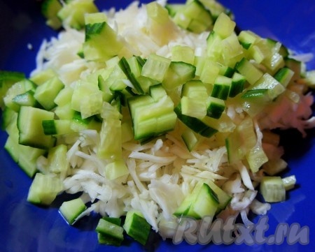 Огурец нарезать мелким кубиком и добавить к капусте.