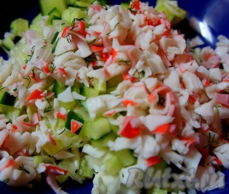 Добавить мелко нарезанное крабовое мясо.