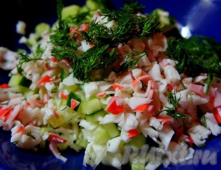 Укроп нарезать. Добавить в салат.