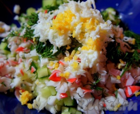 Добавить натёртое на тёрке яйцо.