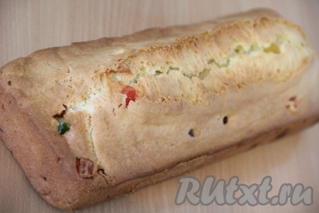 Выпекать сметанный кекс в духовке, разогретой до 180-200 градусов, примерно, 45 минут (готовность кекса проверить сухой зубочисткой). Кекс слегка остудить в форме, а затем достать из формы и остудить на решётке. 
