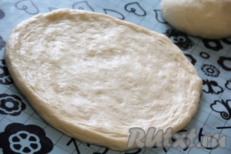 Раскатать тесто в круг. Я для выпечки пирога использовала форму диаметром 28 см.