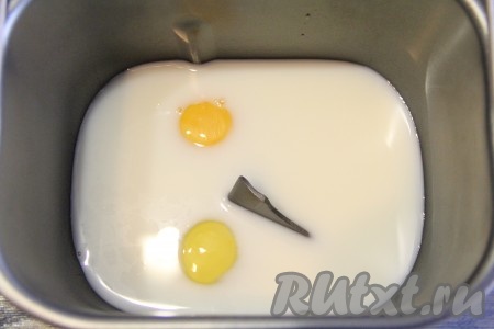 Если замешивать тесто в хлебопечке, то тёплое молоко и воду влить в ведёрко хлебопечки, добавить яйца и сахар. Температура воды и молока должна быть не более 40 градусов.