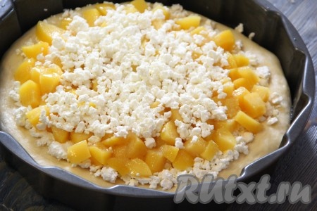 Поверх абрикосов выложить оставшийся творог. 