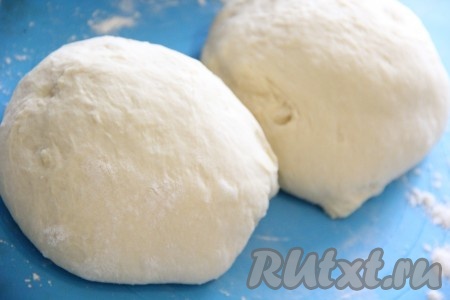 Тесто разделить на две равные части.
