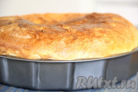 Вылить заливку поверх пирога. Поставить пирог в духовку, разогретую до 180 градусах, минут на 30. Выпечка должна стать красивого золотистого цвета.