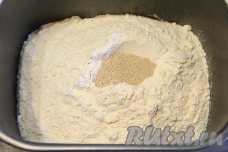 Всыпать в ведёрко хлебопечки муку и дрожжи, выставить режим "Замес теста" (у меня замес теста длится 1,5 часа). Сливочное масло растопить, слегка остудить. По сигналу хлебопечки влить растопленное сливочное масло в тесто. 