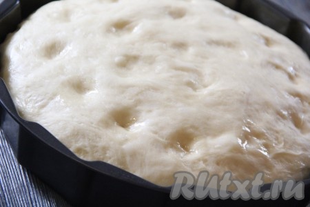 Перед выпечкой пальцем, смоченным в растительном масле, сделать на поверхности пирога небольшие ямки.
