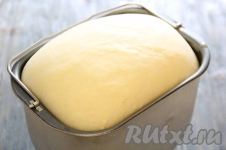 Для того чтобы замесить тесто вручную, в тёплую воду всыпать дрожжи, перемешать и оставить на 10 минут для подхода. По истечении времени в  тёплое молоко добавить подошедшие дрожжи, яйца, сахар, слегка перемешать (температура молока и воды должна быть не более 40 градусов). Затем всыпать муку и замесить тесто, в конце замеса добавить растопленное не горячее сливочное масло и хорошо вымесить тесто. Тесто получится мягким и нежным, слегка липнущим к рукам. Тесто оставить в миске на 1,5 часа в тепле (можно накрыть миску пищевой плёнкой или полотенцем). Тесто хорошо поднимется. 