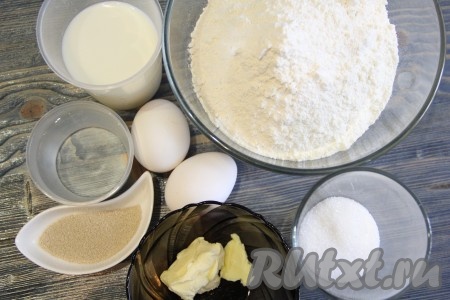 Подготовить продукты для замешивания дрожжевого теста для пирога с абрикосами и творогом.