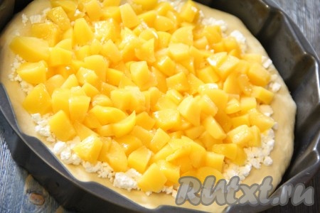 Абрикосы промыть, удалить косточки, по желанию, снять кожицу, а затем нарезать средними кубиками и выложить поверх творога.