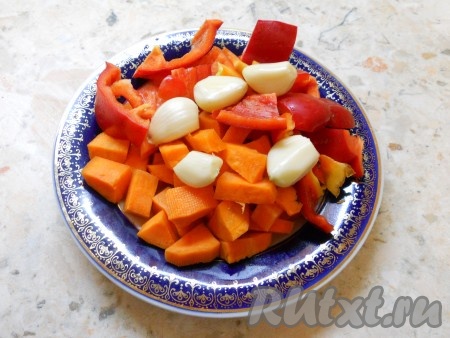 Морковь и чеснок очистить, из сладкого перца удалить семена. Морковь и перец нарезать кусочками.
