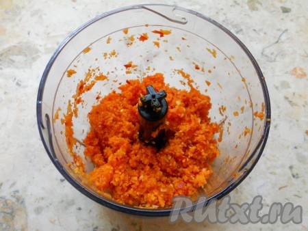Измельчить морковь, перец, чеснок и перец чили в блендере.