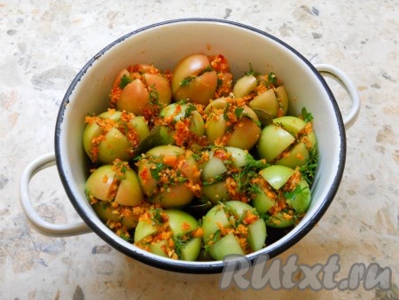 Подготовленной смесью начинить разрезы помидоров и поместить их в глубокую кастрюлю слоями. Сверху добавить лавровый лист.