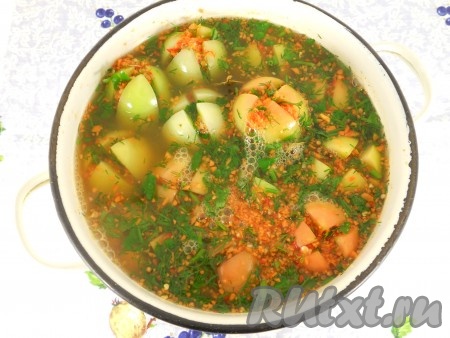 Приготовить рассол: в воду добавить соль и сахар, довести все до кипения. Дать рассолу немного остыть (минуты 4-5) и залить им помидоры.