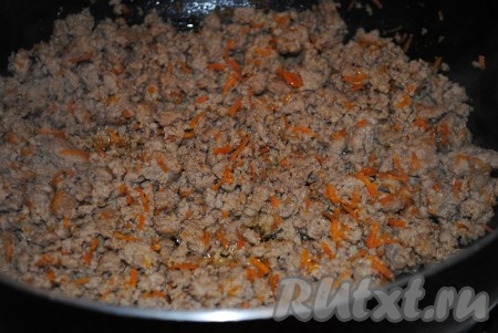 Готовить на среднем огне, помешивая и разбивая мясные комочки, минут 10 (до испарения жидкости). Посолить по вкусу. 
