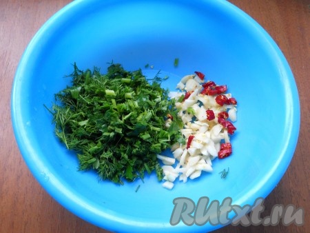 Чеснок нарезать небольшими кусочками, зелень измельчить, перец чили нарезать колечками.
