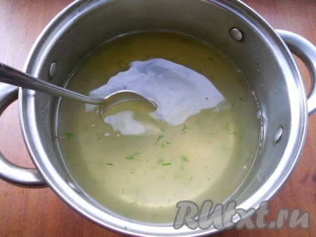 Далее воду слить и измерить, воды будет немного меньше, долить воду, чтобы был 1 литр. Вылить воду в кастрюлю, всыпать соль и сахар, довести до кипения. Сюда же влить уксус, снова вскипятить.
