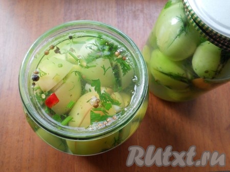 Залить помидоры кипящей водой, накрыть крышками и оставить на 10 минут.