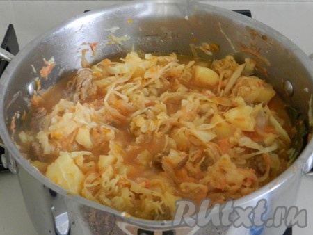 За 10 минут до окончания приготовления добавить заправку, перемешать и тушить говядину с капустой и картофелем до полной готовности.