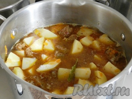 Затем добавить картофель, очищенный и нарезанный крупными кусочками.