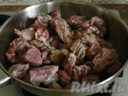 В сковороде разогреть растительное масло и обжарить говядину со всех сторон на среднем огне до легкой корочки.
