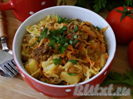 Вкусная и ароматная говядина,&nbsp;тушеная с капустой и картошкой, готова.
