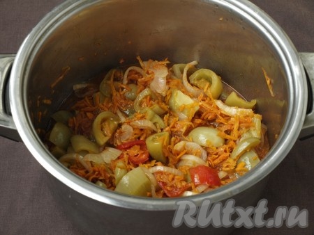 По истечении часа добавить в лечо сахар, перец и соль, перемешать. Пробуйте лечо, чтобы вас удовлетворил его вкус. Вместе со специями лечо нужно проварить 10 минут. Затем добавить уксус, перемешать и снять с огня.
