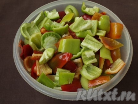 Зелёные помидоры вымыть, удалить плодоножки и нарезать дольками. Если помидоры небольшие, удобно разрезать вдоль на 4 части. Болгарский перец освободить от семечек и перегородок, нарезать крупными квадратиками.