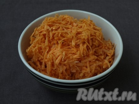 На средней тёрке натереть морковь.